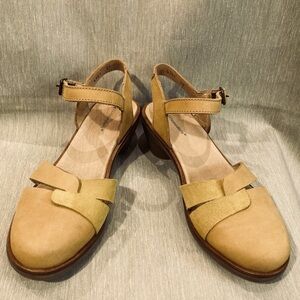 EL NATURALISTA Sz 39 Yellow Leather Two Toned Rubber Sole Buckle Closure Sandals